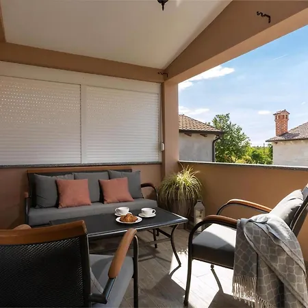 Elegantes Familienhaus Mit Privatem Pool Ferienhaus *