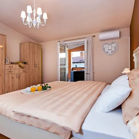 Elegantes Familienhaus Mit Privatem Pool Ferienhaus *